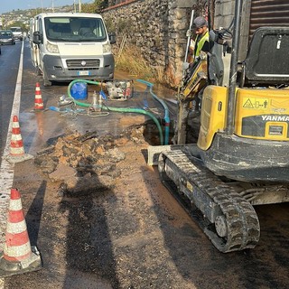 Riva Ligure: guasto a una tubazione sull'Aurelia, riparazione in atto e traffico in tilt (Foto)
