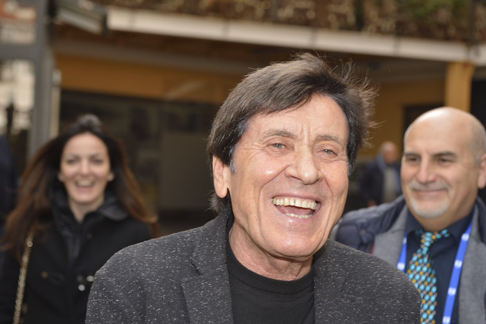 Festival: fans in delirio per Gianni Morandi, il cantante accerchiato da una folla di ammiratori (FOTO)