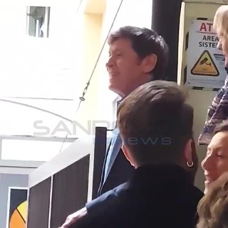 Festival di Sanremo: Gianni Morandi canta 'C'era un ragazzo' insieme ai fan (foto e video)