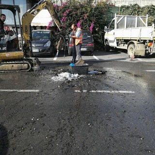 Imperia: esplode una tubazione nella zona di Borgo Prino, geyser alto 3 metri ed operai già al lavoro (Foto e Video)