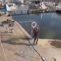 Sanremo: lite sulla banchina dei pescatori, un uomo spintonato finisce in acqua e... in rete (Video)