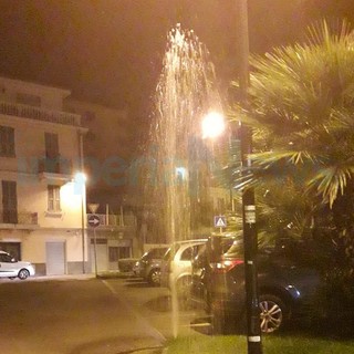 Imperia: irrigatore rotto da una settimana alla rotonda di fronte al carcere, spreco d'acqua e pericoli per chi transita (Foto e Video)