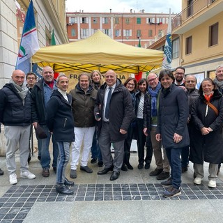 Sanremo: grande successo di partecipazione ieri in via Escoffier per il gazebo di Fratelli d'Italia (Foto)