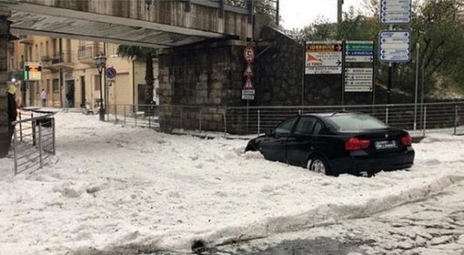 L'imperiese sotto una serie di temporali e precipitazioni: guardate che grandinata ad Alassio (Foto e Video)