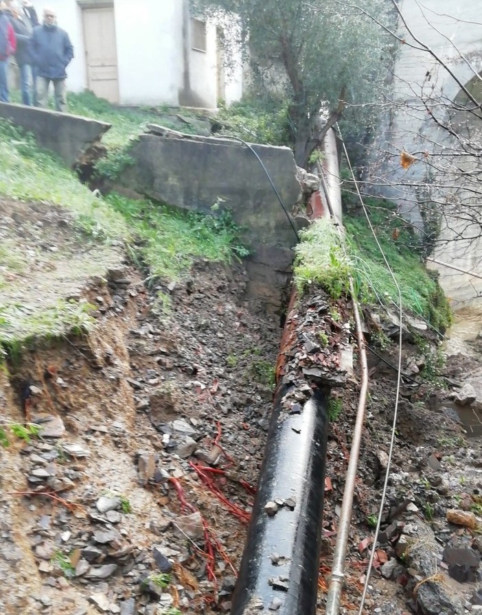 Il tubo rotto in via Pascoli