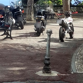 Sanremo: giardini Regina Elena spesso 'invasi' da auto e moto parcheggiate, la protesta di una lettrice (Foto)