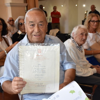 Bordighera: un anziano oggi premiato dal Comune ha ricordato la sua presenza ad un pranzo con la Regina Elisabetta
