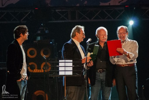 Nella foto la consegna del Premio Tenco a Gian Franco Reverberi