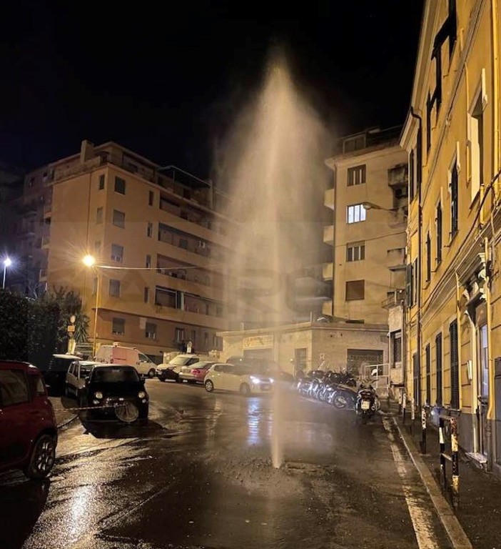 Sanremo: rottura a una tubazione di via Zeffiro Massa, piccolo geyser e intervento degli operai (Foto)