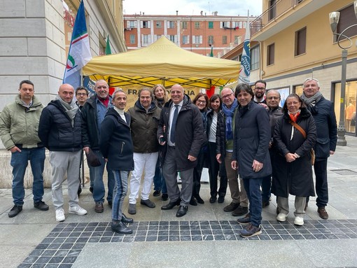 Sanremo: grande successo di partecipazione ieri in via Escoffier per il gazebo di Fratelli d'Italia (Foto)