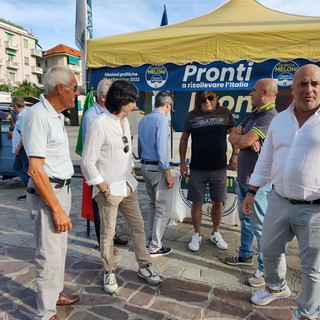 Elezioni politiche: Gianni Berrino in piazza tra la gente, tema principale il caro bollette (Foto e Video)