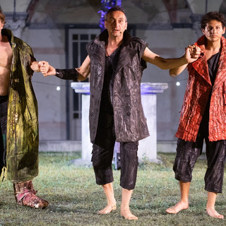 Corrado d’Elia, Gianluigi Fogacci, Alessio Zirulia in 'Filotette' al Teatro Romano di Ventimiglia