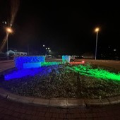 Giornata delle malattie rare: a Camporosso la rotonda del ponte dell’Amicizia si illumina di verde, fucsia e azzurro (Foto)