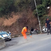 Sanremo: ghiaia e detriti al tornante di via Val d'Olivi, intervento di Polizia Locale ed Amaie Energia (Foto)