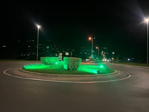 Camporosso si illumina di verde per la Giornata nazionale SLA (Foto)