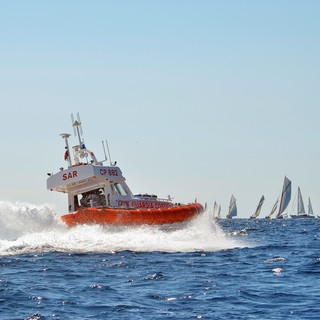 Barca a vela si ribalta tra le onde al largo di Ventimiglia, gli occupanti raggiungono la costa a nuoto