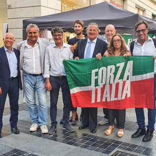 Sanremo: gazebo di Forza Italia ieri con il capolista al Senato Muzio e i candidati alla Camera