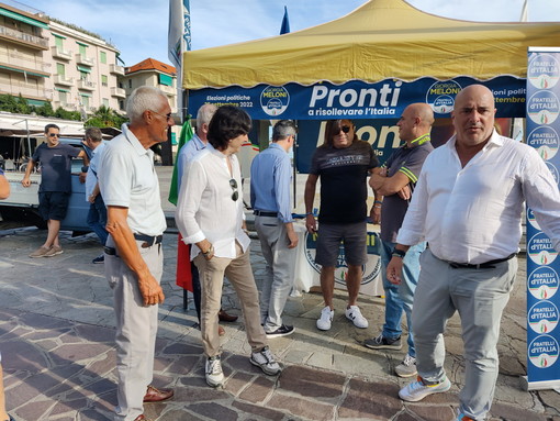 Elezioni politiche: Gianni Berrino in piazza tra la gente, tema principale il caro bollette (Foto e Video)