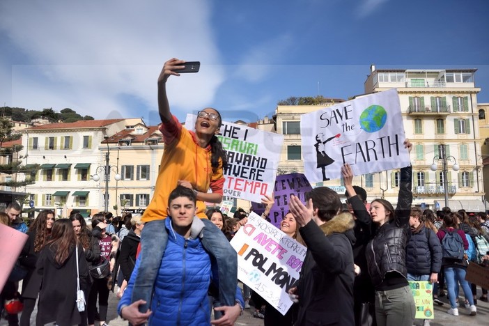 Anche a Sanremo la manifestazione ‘Global Strike For Future’: centinaia di studenti al grido di 'Il futuro siamo noi' (Foto e Video)