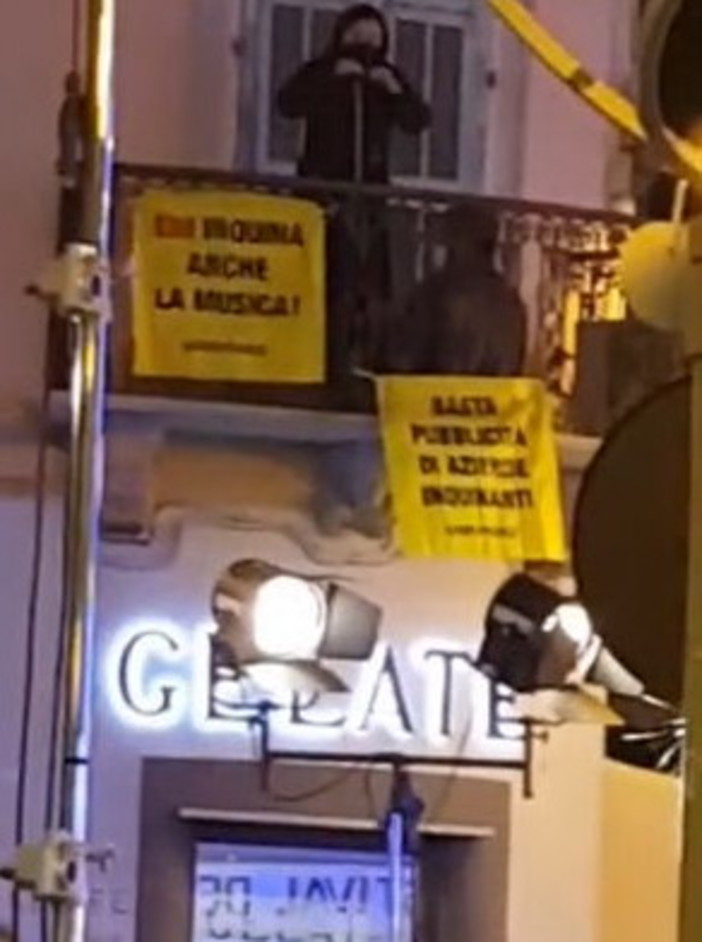 Sanremo: attacco di Greenpeace al Festival, 10 attivisti si sdraiano davanti all'Ariston, tutti fermati