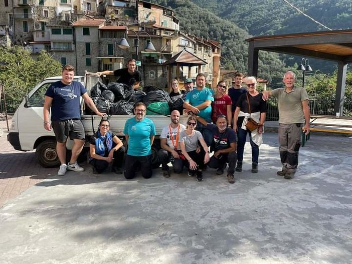 Giornata ecologica a Rocchetta Nervina, pulito il torrente Barbaira (Foto)