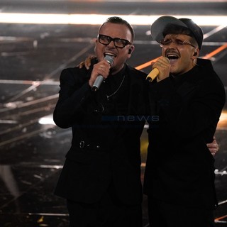 Sanremo 2024, Geolier vince la serata cover tra i fischi dell'Ariston: &quot;Non mi sento di aver rubato la vittoria&quot;