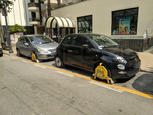 Sanremo: prosegue l'offensiva della Municipale contro i 'furbetti del parcheggio', bloccati anche alcuni francesi