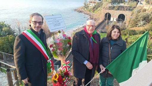 Bordighera celebra il Giorno della Memoria, mazzo di fiori alla targa di Baia Bagnabraghe (Foto e video)