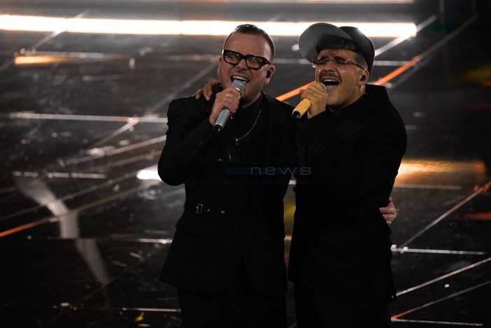 Sanremo 2024, Geolier vince la serata cover tra i fischi dell'Ariston: &quot;Non mi sento di aver rubato la vittoria&quot;