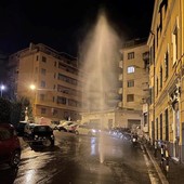 Sanremo: rottura a una tubazione di via Zeffiro Massa, piccolo geyser e intervento degli operai (Foto)