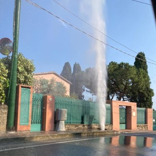 Nuova rottura di una tubazione dell'acqua tra Bordighera e Ospedaletti: geyser sull'Aurelia (Foto)