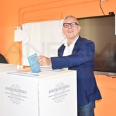 Elezioni Amministrative Sanremo: stamattina alla 'Pascoli' ha votato il candidato a sindaco Gianni Rolando (Foto)