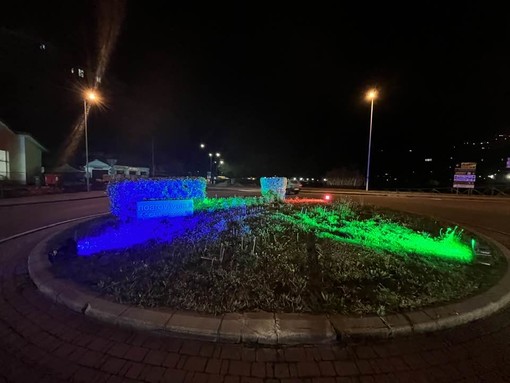 Giornata delle malattie rare: a Camporosso la rotonda del ponte dell’Amicizia si illumina di verde, fucsia e azzurro (Foto)