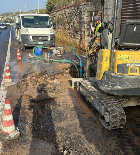 Riva Ligure: guasto a una tubazione sull'Aurelia, riparazione in atto e traffico in tilt (Foto)