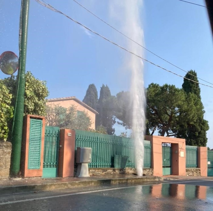 Nuova rottura di una tubazione dell'acqua tra Bordighera e Ospedaletti: geyser sull'Aurelia (Foto)