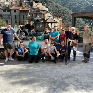 Giornata ecologica a Rocchetta Nervina, pulito il torrente Barbaira (Foto)