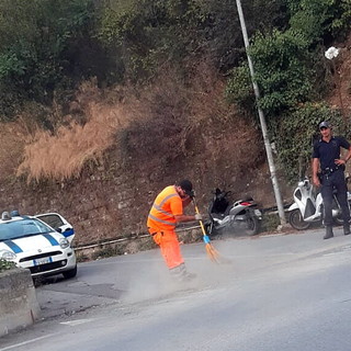 Sanremo: ghiaia e detriti al tornante di via Val d'Olivi, intervento di Polizia Locale ed Amaie Energia (Foto)