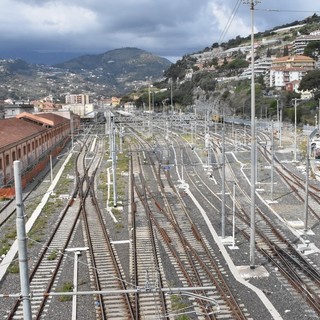 Ventimiglia: macchinisti francesi segnalano la possibile presenza di migranti su un treno merci, ricerche in atto