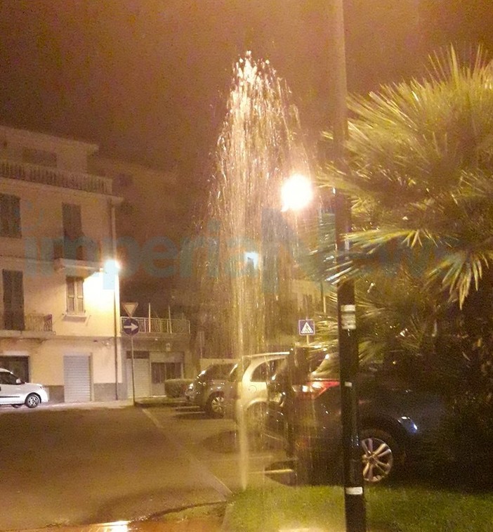 Imperia: irrigatore rotto da una settimana alla rotonda di fronte al carcere, spreco d'acqua e pericoli per chi transita (Foto e Video)