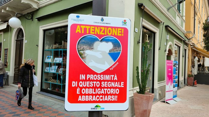 &quot;Golfo in love&quot;, a Diano Marina e a San Bartolomeo al Mare spuntano cartelli che invitano tutti a un gesto carino: un abbraccio