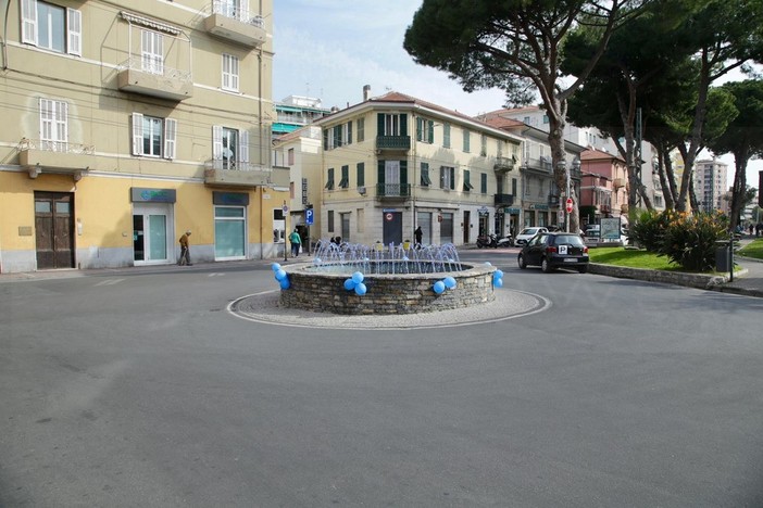 Taggia aderisce alla Giornata Mondiale della Consapevolezza sull’Autismo, la fontana di Arma colorata di blu