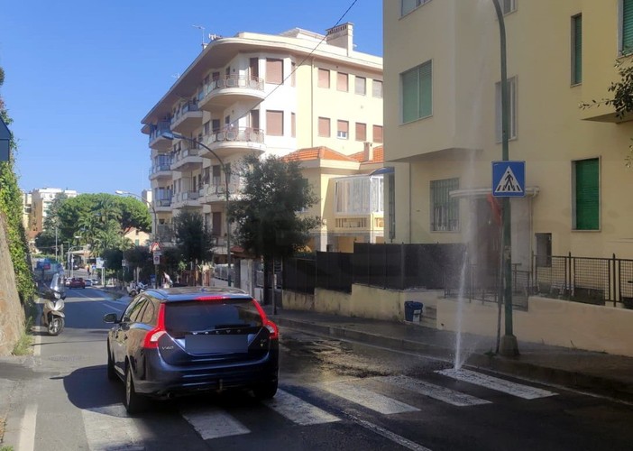 Sanremo: guasto ad una tubazione, geyser in via Padre Semeria e intervento di Rivieracqua