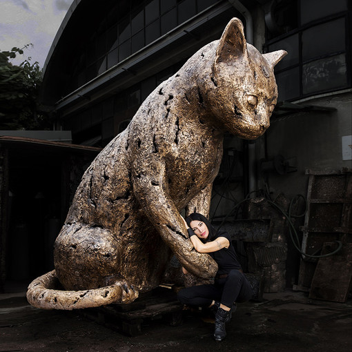 Un gatto gigante nel centro storico di Triora: in paese arriva l'opera di Elena Rede