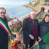 Bordighera celebra il Giorno della Memoria, mazzo di fiori alla targa di Baia Bagnabraghe (Foto e video)