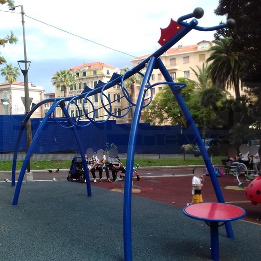 Sanremo: &quot;Quel gioco è pericoloso, per favore rimuovetelo!&quot;, l'appello dei genitori per i giardini del quartiere Foce (Foto)