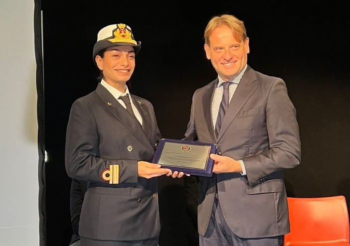 L'assessore regionale Scajola premia la prima allieva direttore di macchina al Graduation Day dell'Its Accademia Mercantile