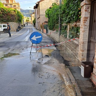 Sanremo: guasto ad una tubazione in via Duca degli Abruzzi, operai al lavoro e stop all'acqua fino alle 12 (Foto)