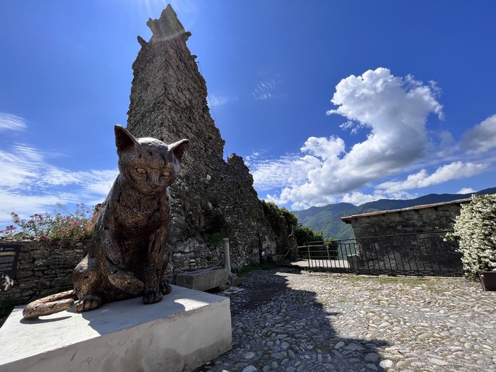 Il gatto di Triora cerca casa: embargo della Russia blocca il trasferimento della scultura