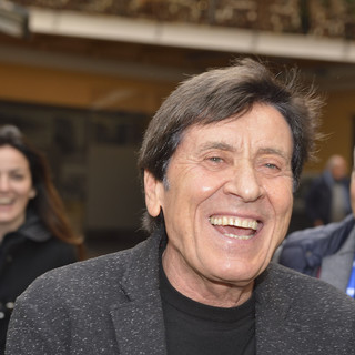 Festival: fans in delirio per Gianni Morandi, il cantante accerchiato da una folla di ammiratori (FOTO)