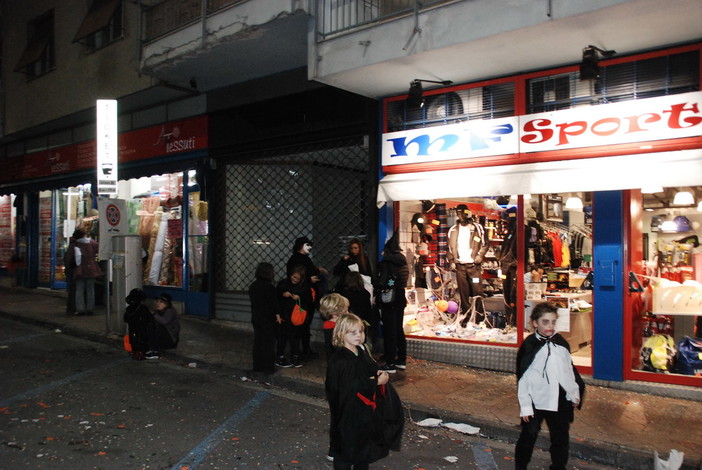 Sanremo: le foto della 'Festa di Halloween' di oggi pomeriggio in via Pietro Agosti